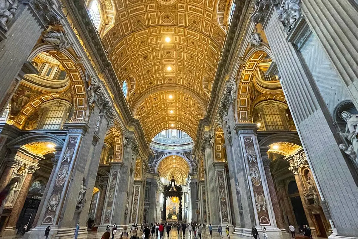 Gran interior de la Basílica de San Pedro en Roma