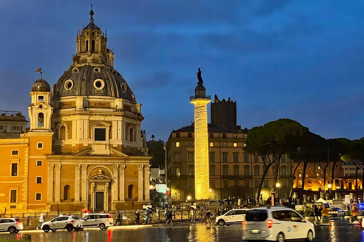 Piazza Venezia en Roma en la oscuridad