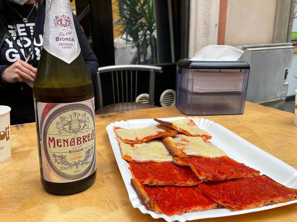 Traditional Roman pizza and beer - food tour in Rome