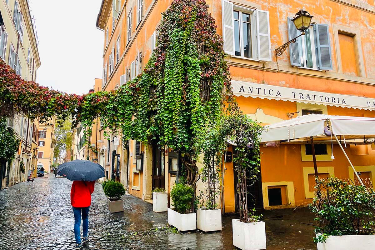 Trastevere en Roma bajo una lluvia en noviembre