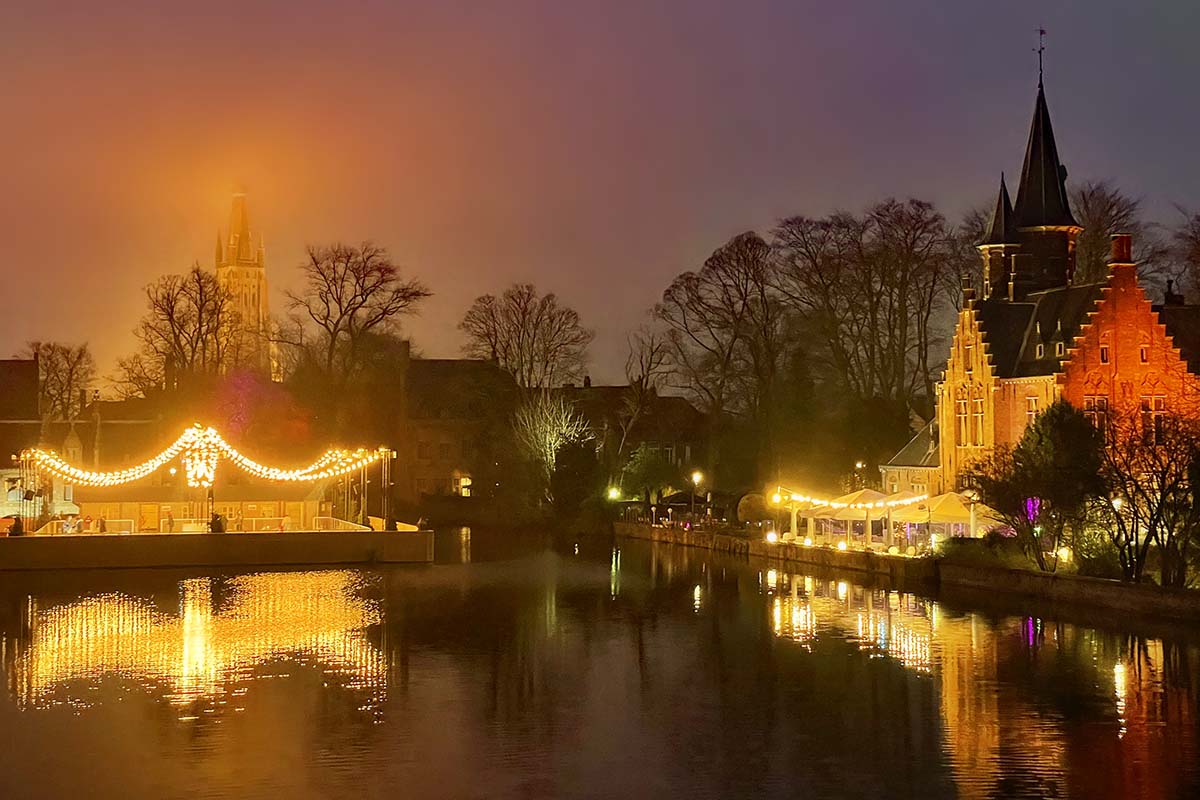 Brugge Minnewater park lit for Christmas