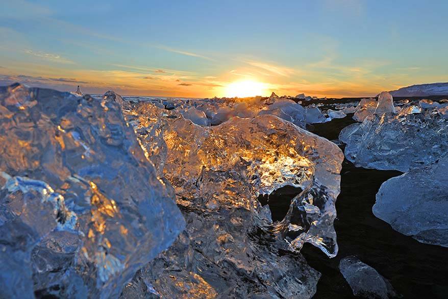 Isländisches Winter Wonderland – Eisberge am Strand von Jokulsarlon im Winter