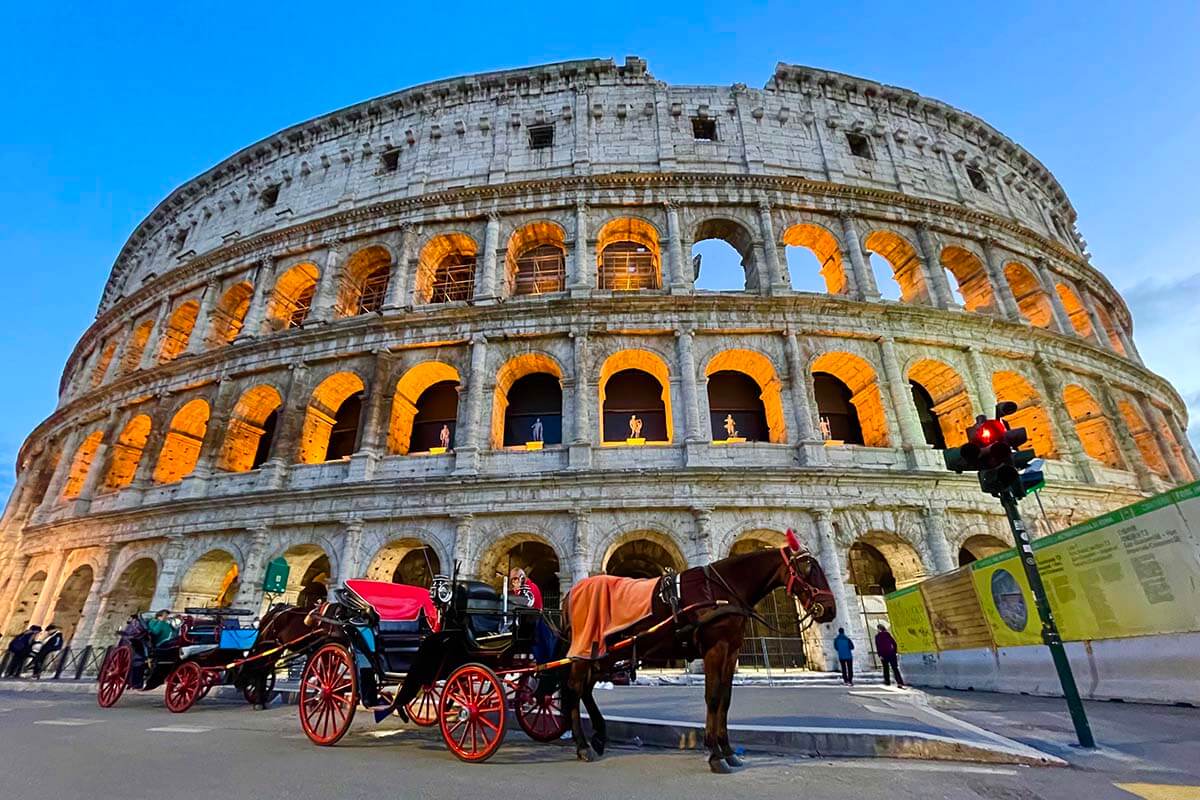 Coliseo por la tarde visto desde la Piazza del Colosseo