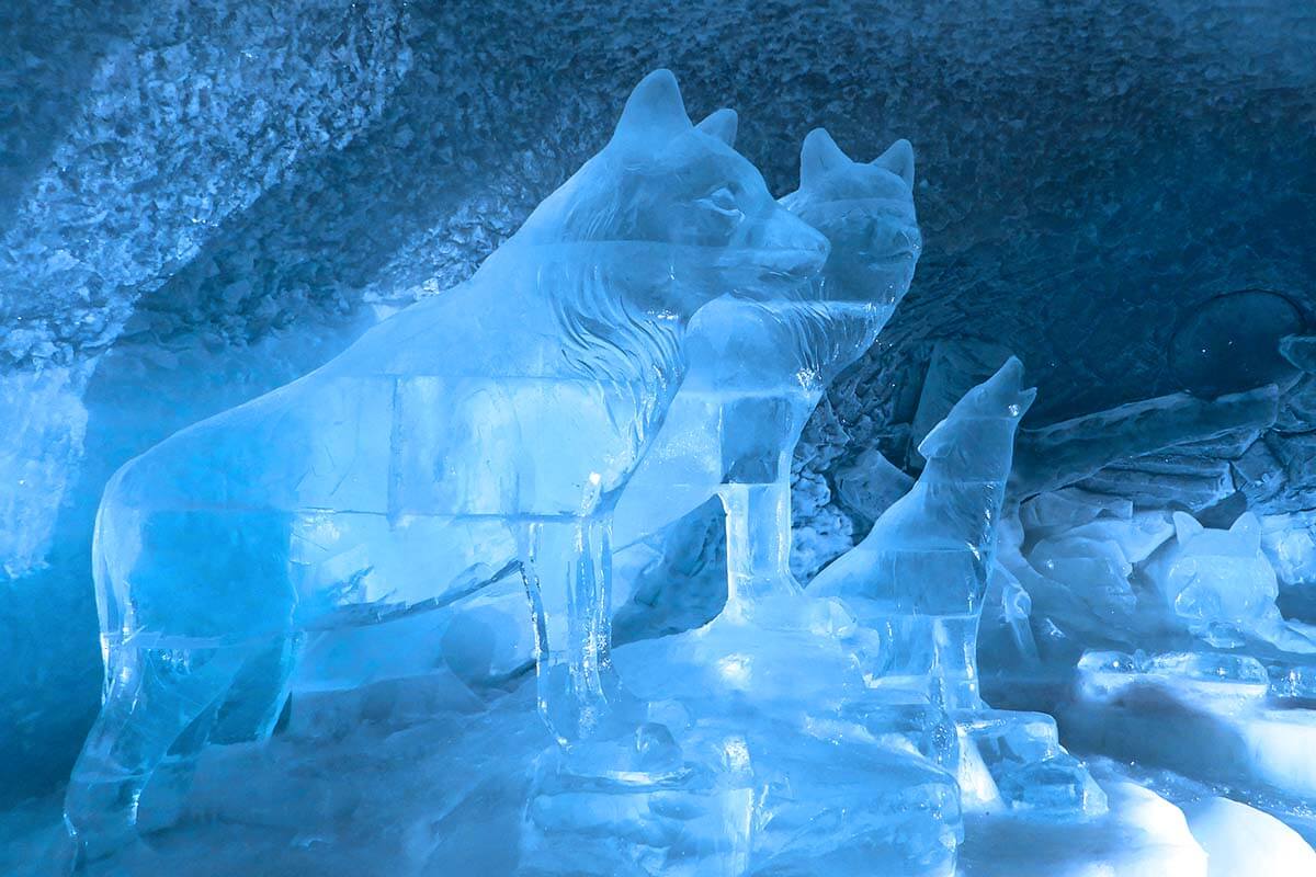 Esculturas de hielo de lobo en Matterhorn Glacier Paradise Glacier Palace