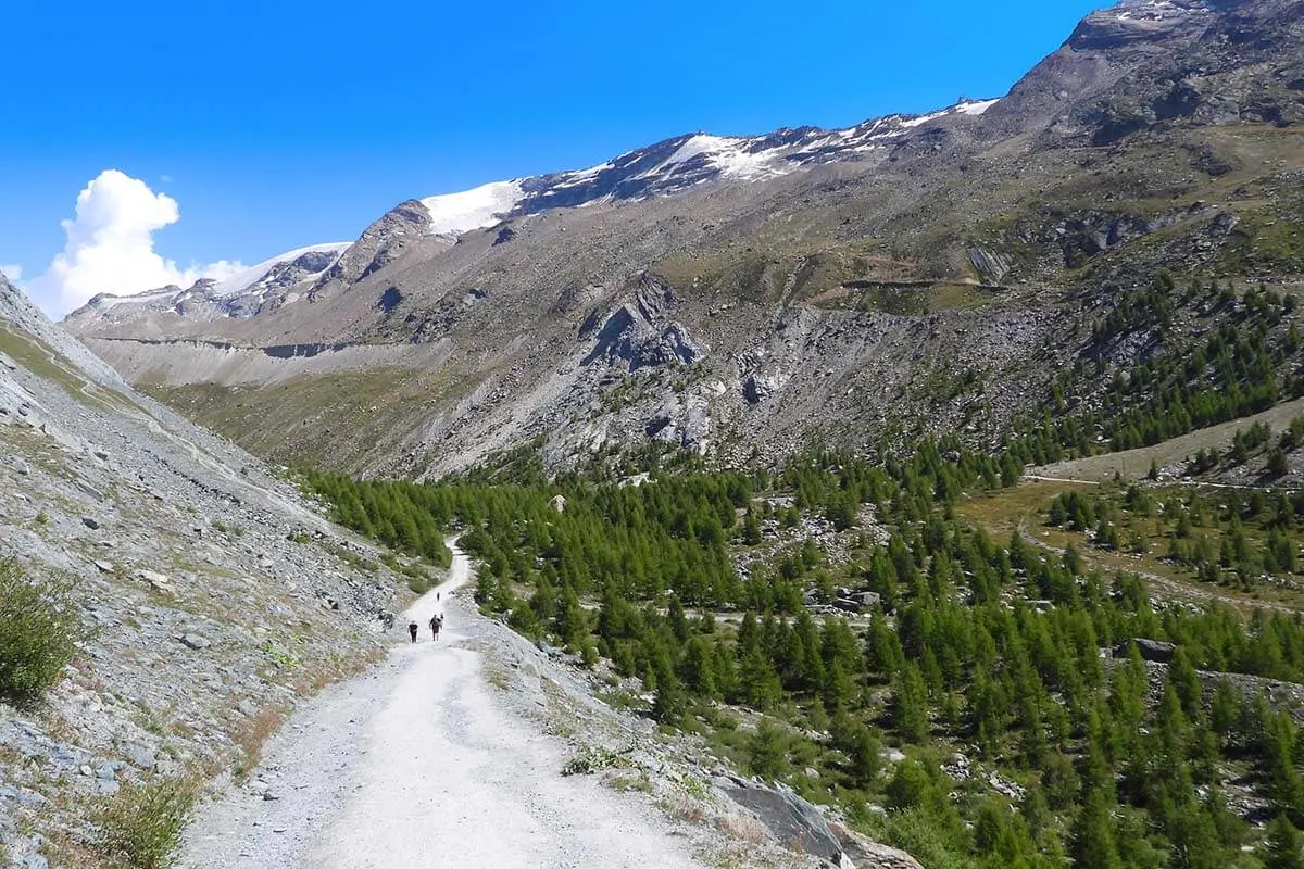 Mountain scenery on the Five Lakes trail between Grindjisee and Grunsee