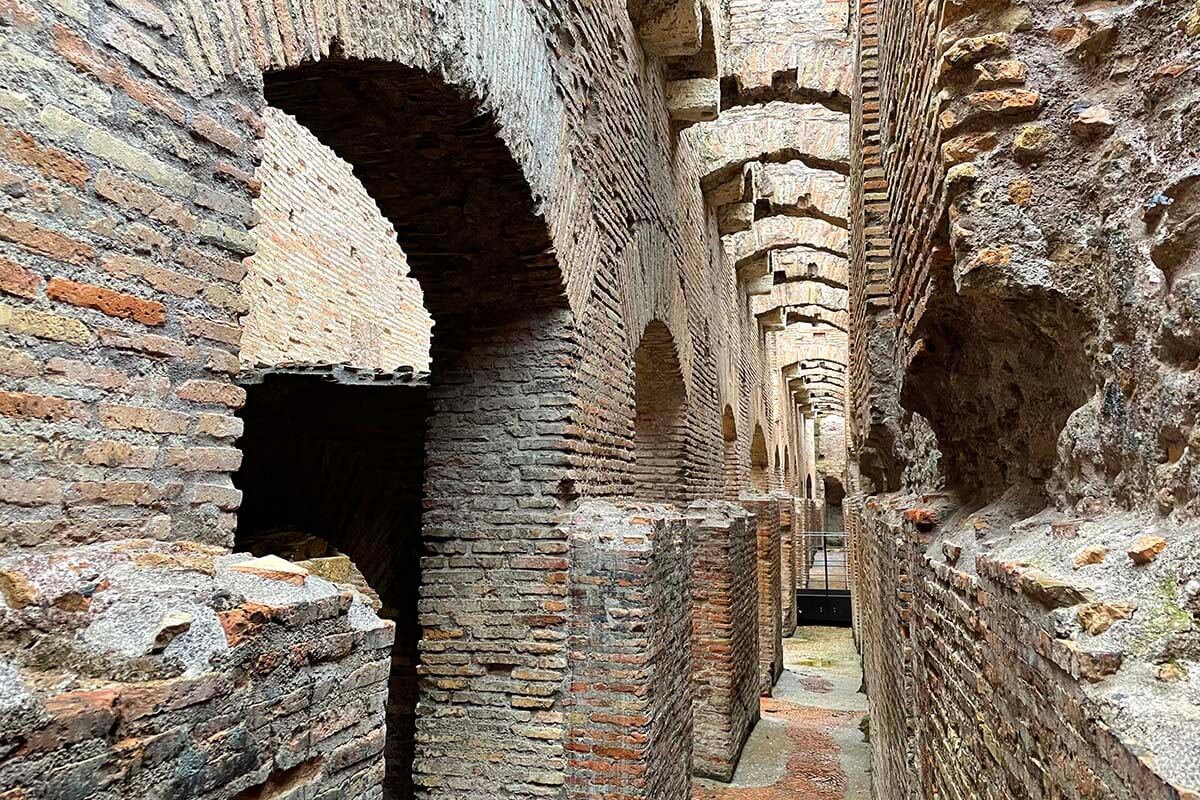 Túneles estrechos dentro del sótano en el nivel subterráneo del Coliseo