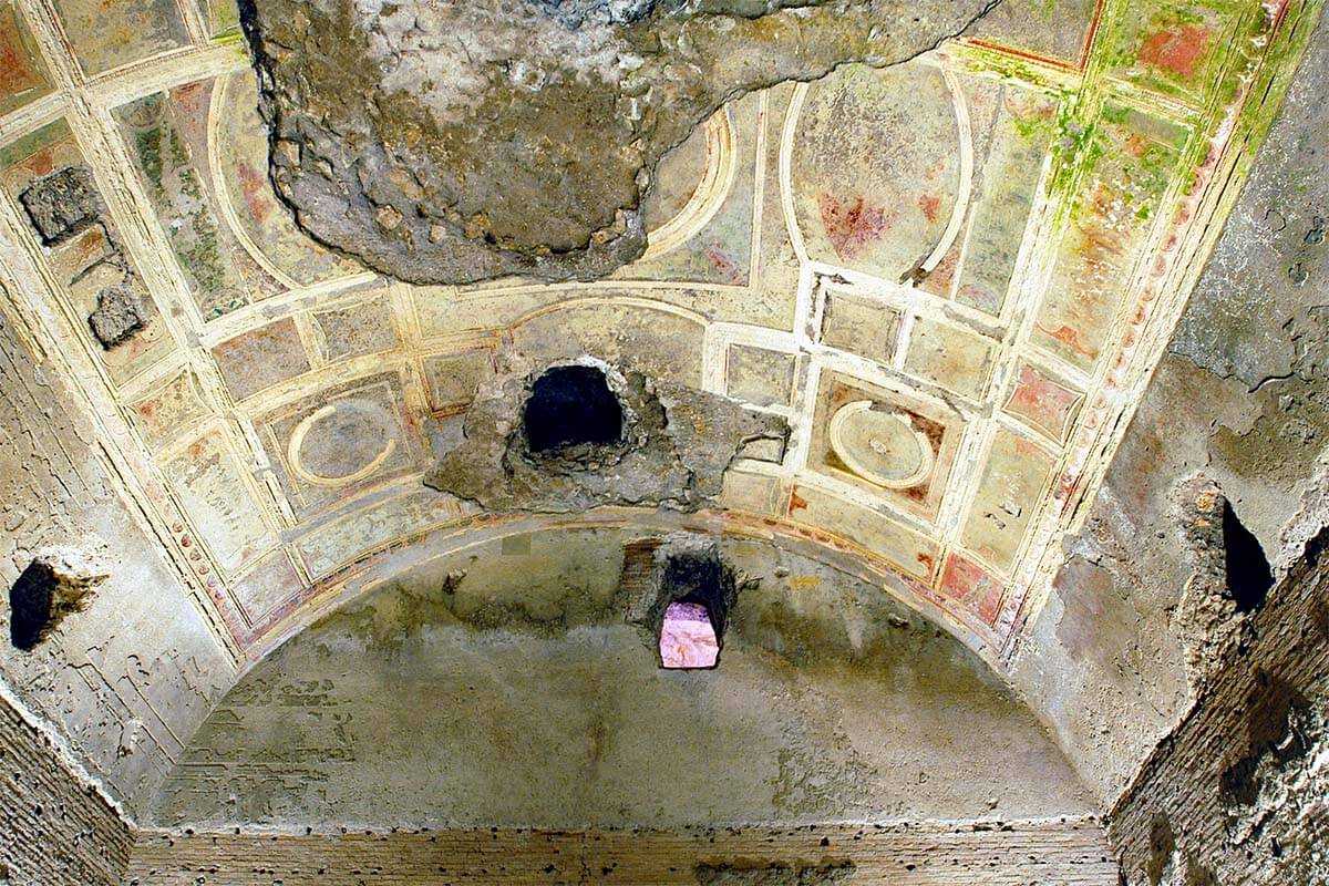 Techo adornado del palacio subterráneo Domus Aurea en Roma