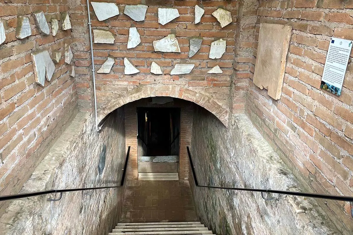 Entrada subterránea a las catacumbas de San Calisto - Roma, Italia