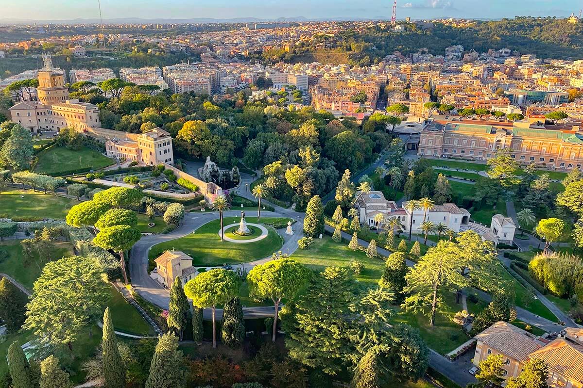 Vista de los jardines del Vaticano y Roma desde la cúpula de San Pedro: la mejor vista del Vaticano
