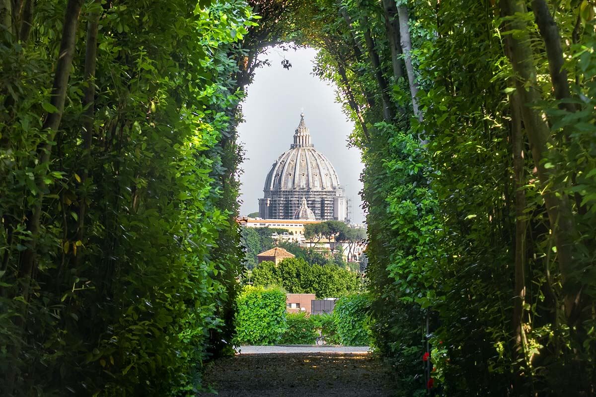 Vista de la Basílica de San Pedro desde el ojo de la cerradura de los Caballeros de Malta en el Monte Aventino en Roma