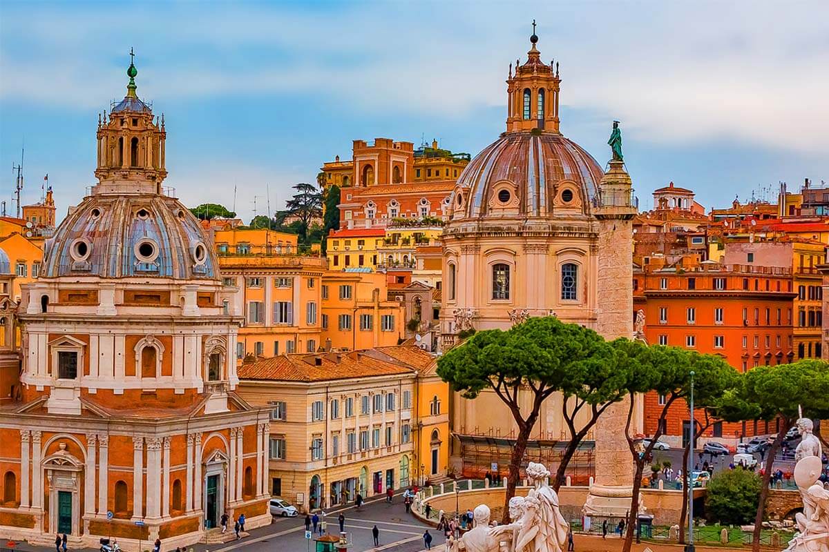 Vista de los coloridos edificios de la estatua de Vittorio Emanuele II en la Piazza Venezia en Roma