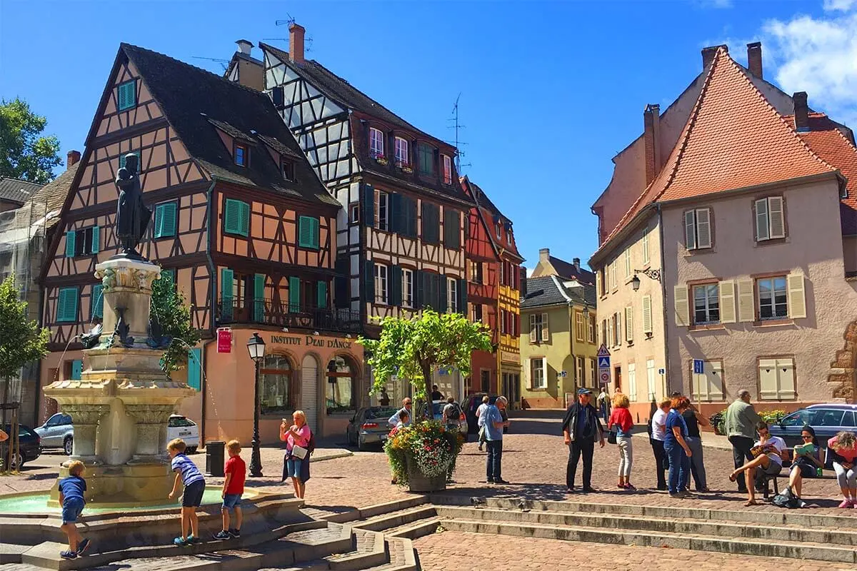 Place des 6 Montagnes Noires and Roesselmann Fountain in Colmar