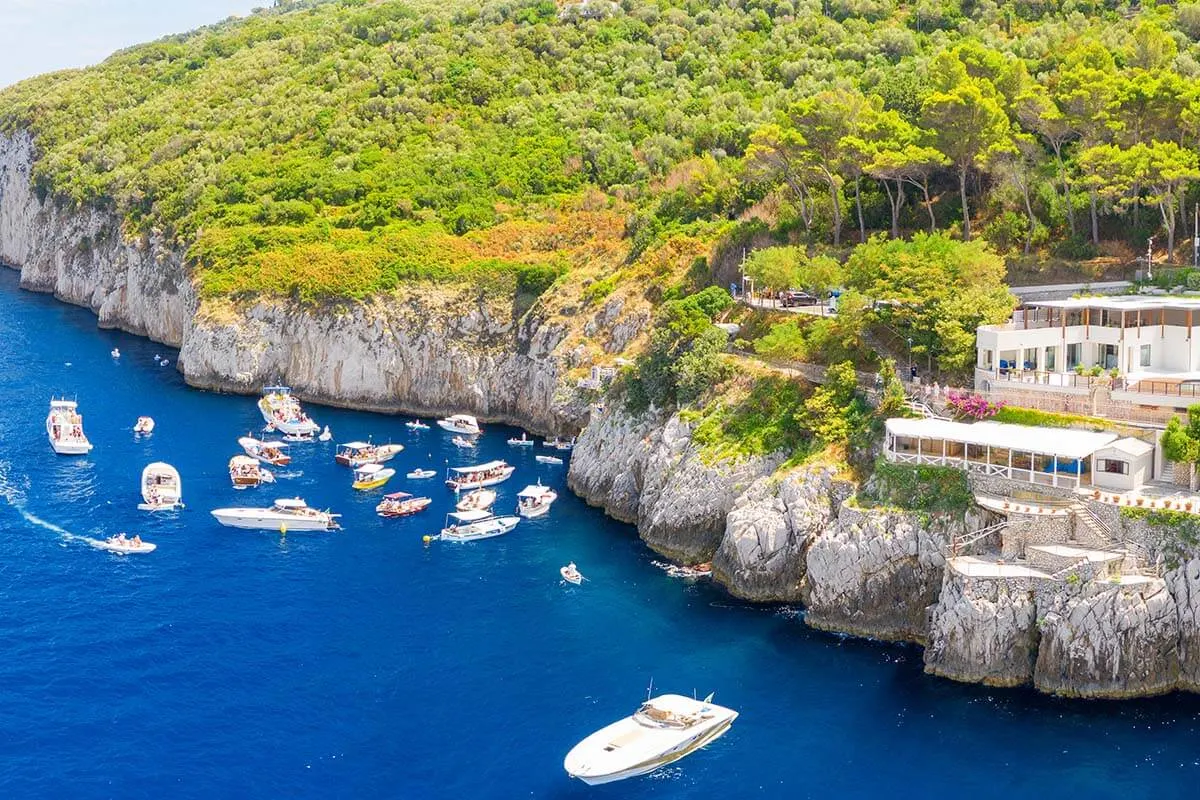 Barcos y costa en Grotta Azzurra en Capri