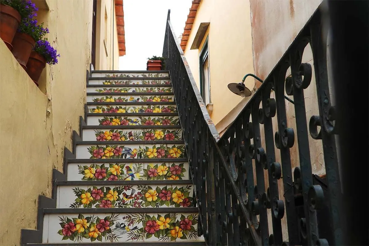Escaleras de azulejos coloridos en el casco antiguo de Anacapri