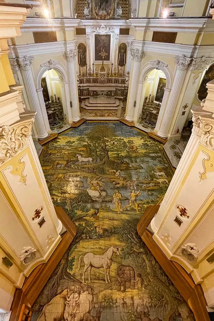 Suelo de mosaico en el interior de la Iglesia de San Michele en Anacapri