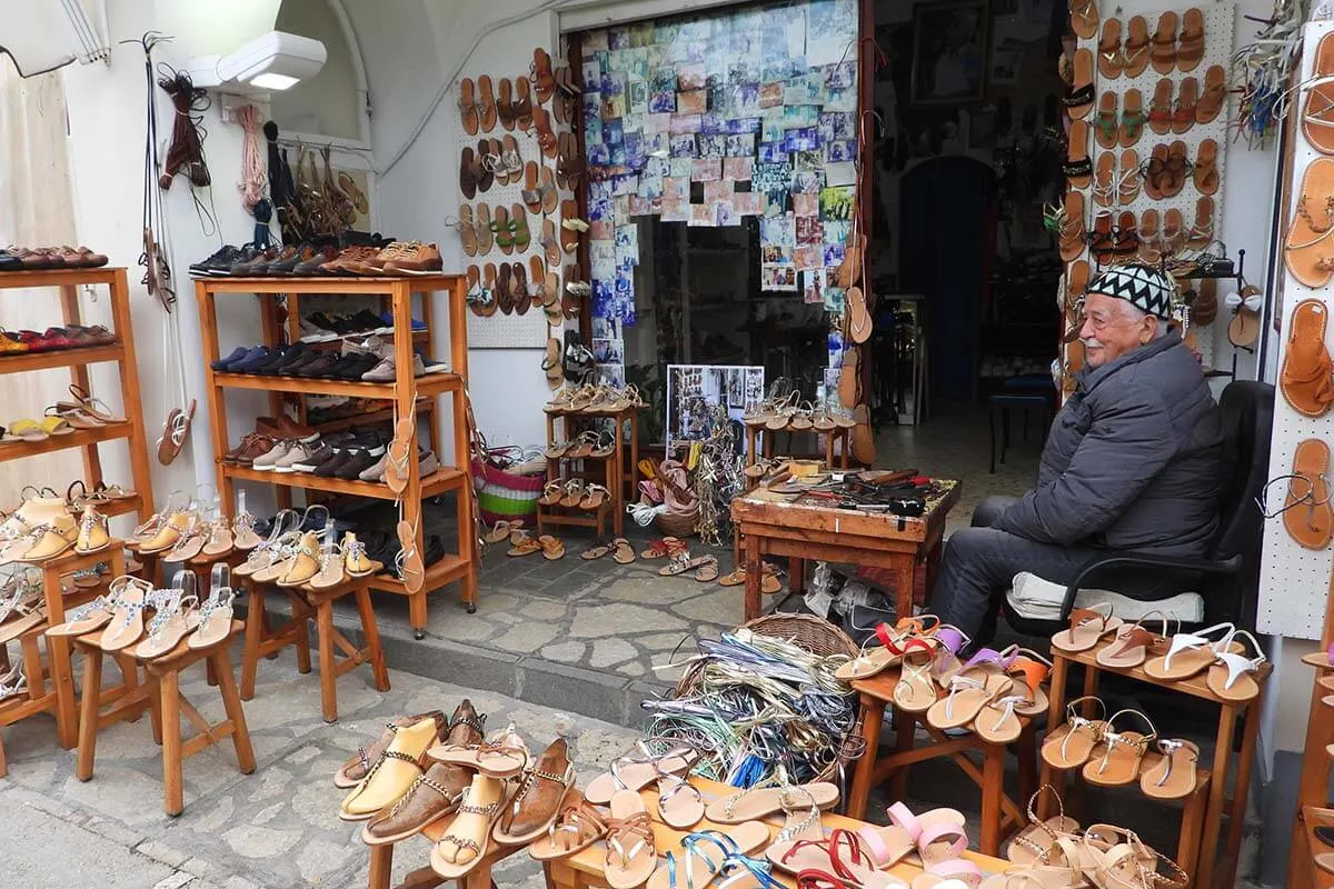 Tienda tradicional de sandalias Capri hechas a mano en Anacapri