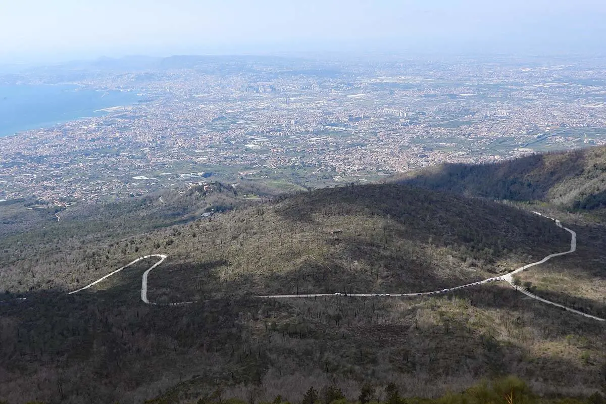 Vista aérea de la carretera hacia el Monte Vesubio y la Bahía de Nápoles en la distancia