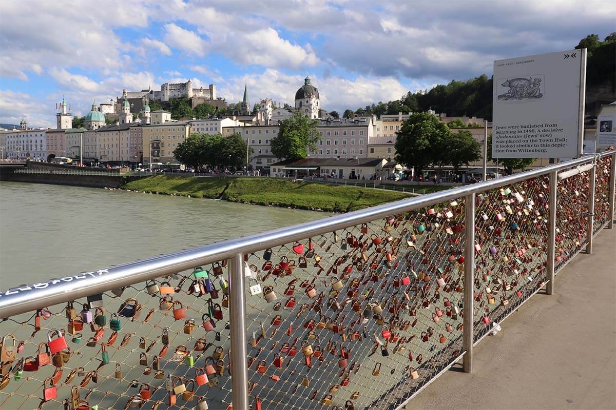 Puente peatonal Marko-Feingold-Steg y vistas a la ciudad en Salzburgo, Austria