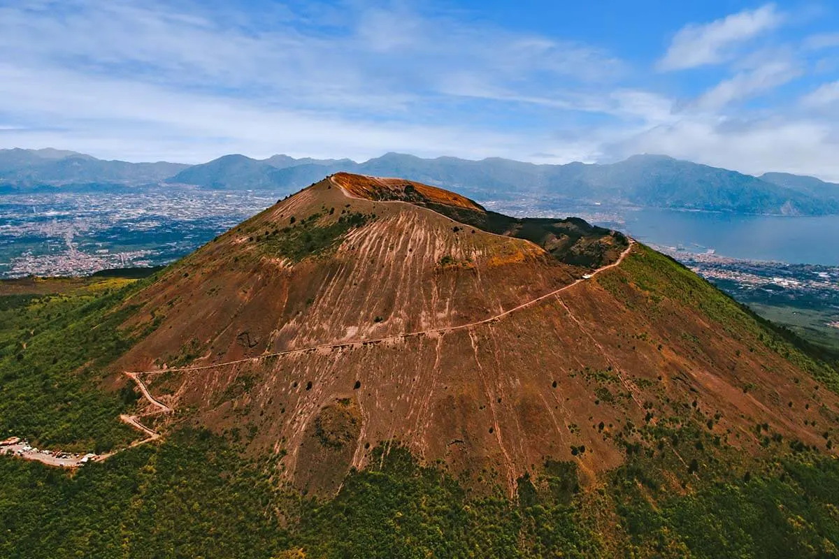 Volcán Monte Vesubio en Italia - vista aérea del cráter