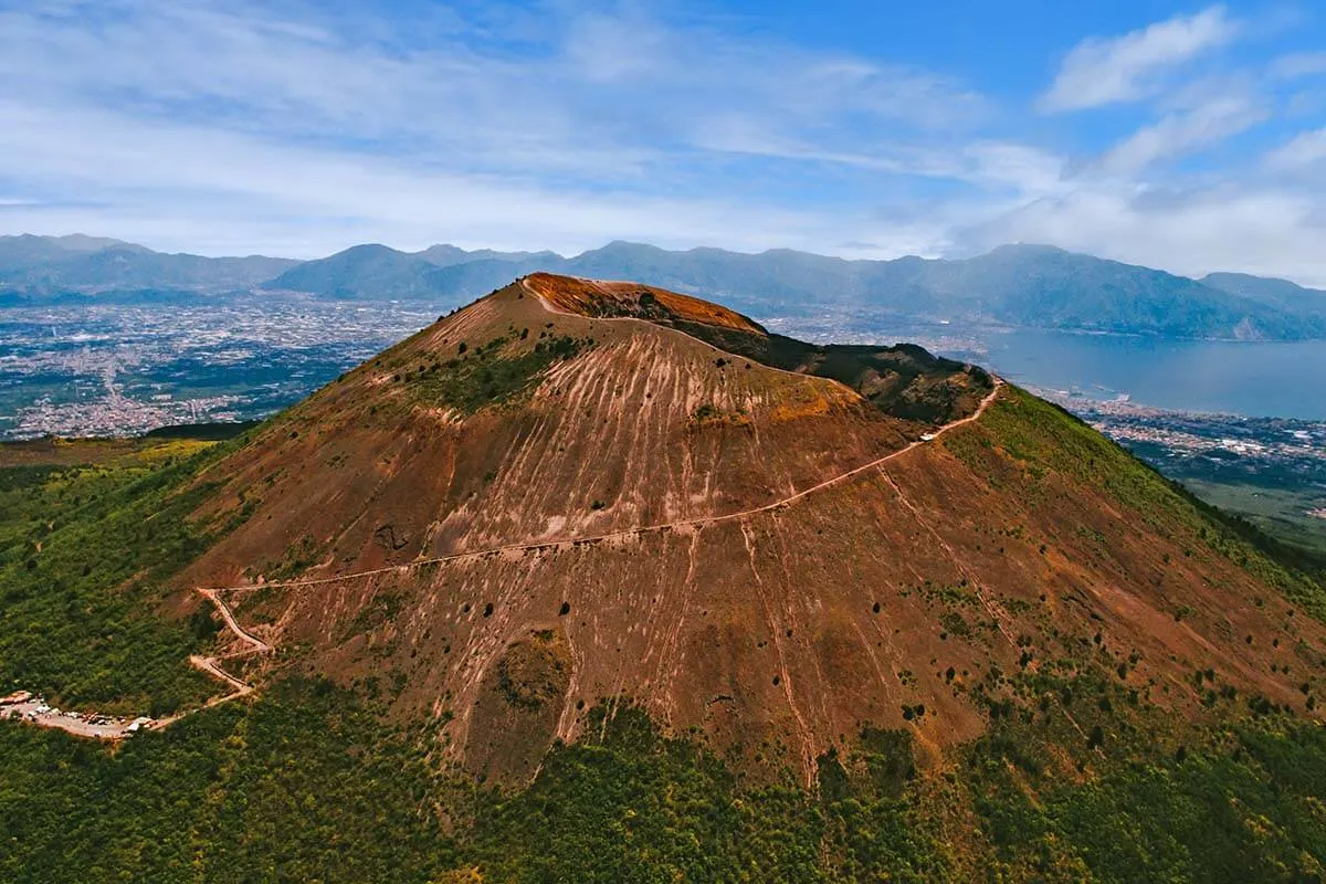 how to visit vesuvius by car