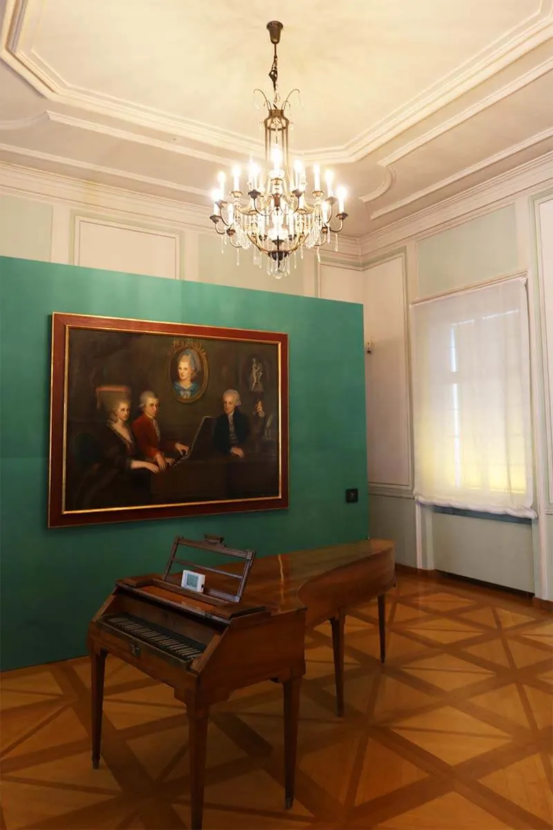Piano original de Mozart y retrato familiar en la Residencia Mozart de Salzburgo