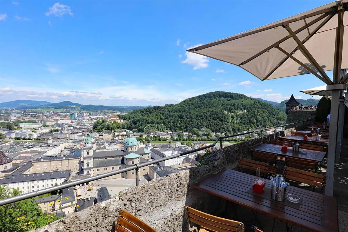 Restaurante panorámico en la fortaleza de Hohensalzburg con vistas a la ciudad de Salzburgo