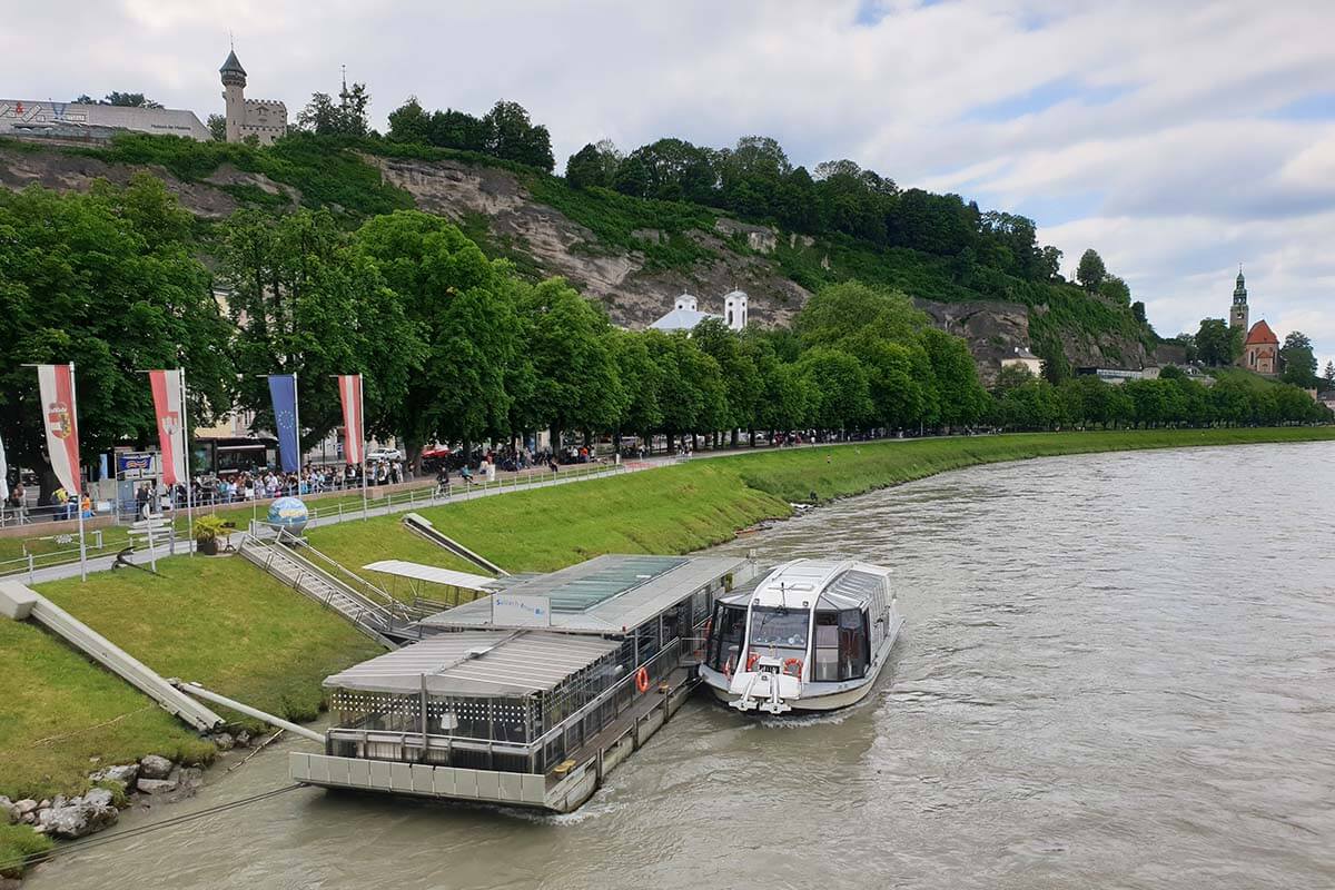 Crucero por el río Salzburgo por el río Salzach