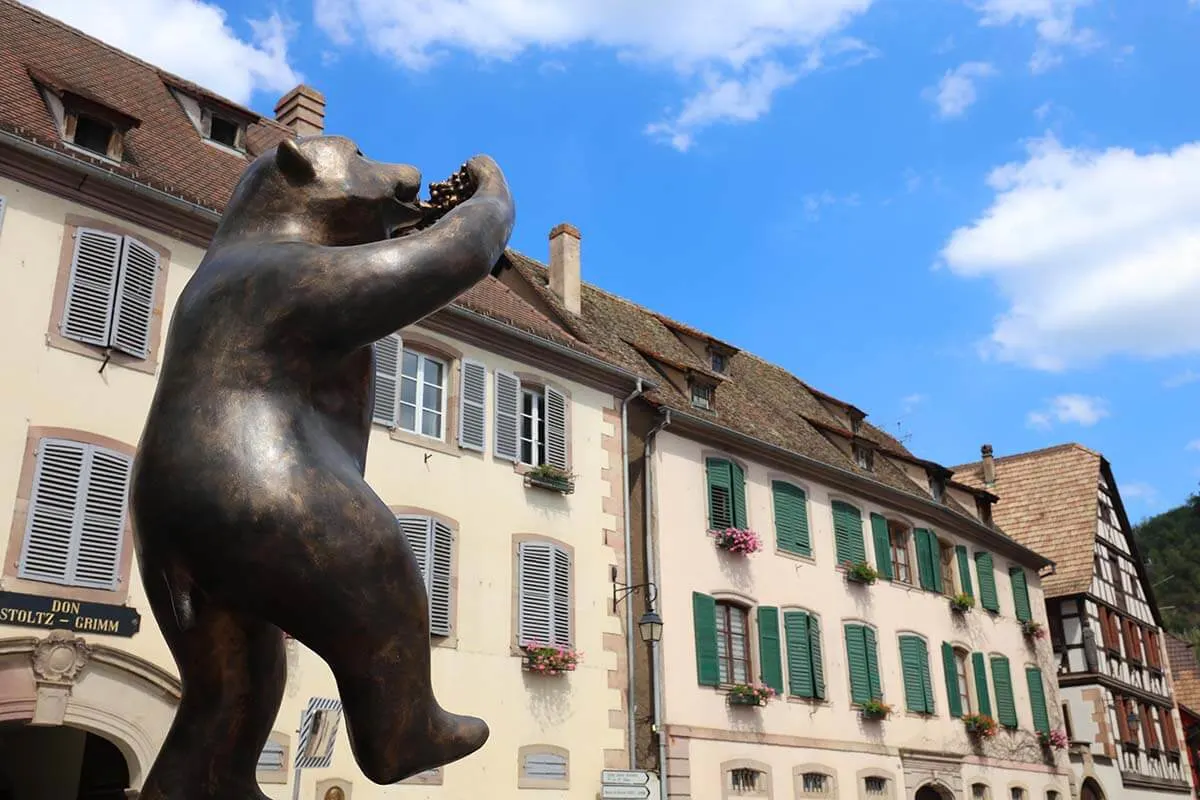 Oso con estatua de uvas en el pueblo de Andlau en Alsacia