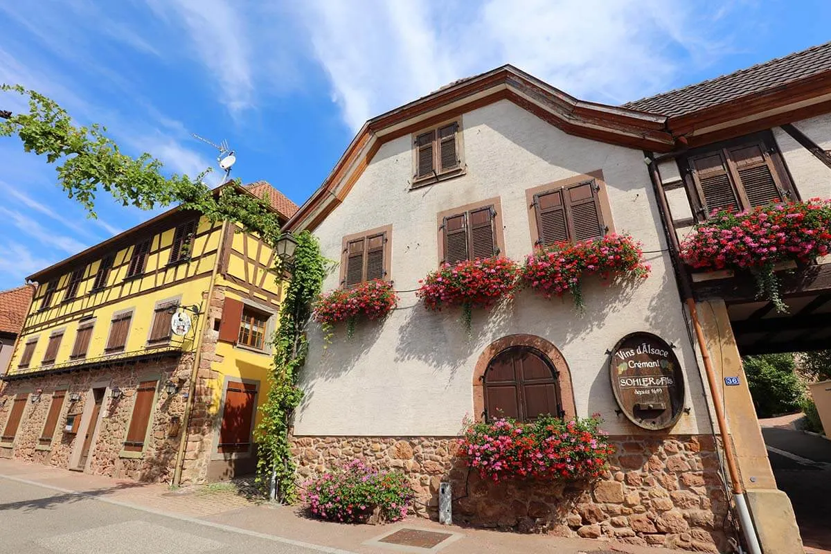 Casas coloridas en el pueblo de Itterswiller en Alsacia