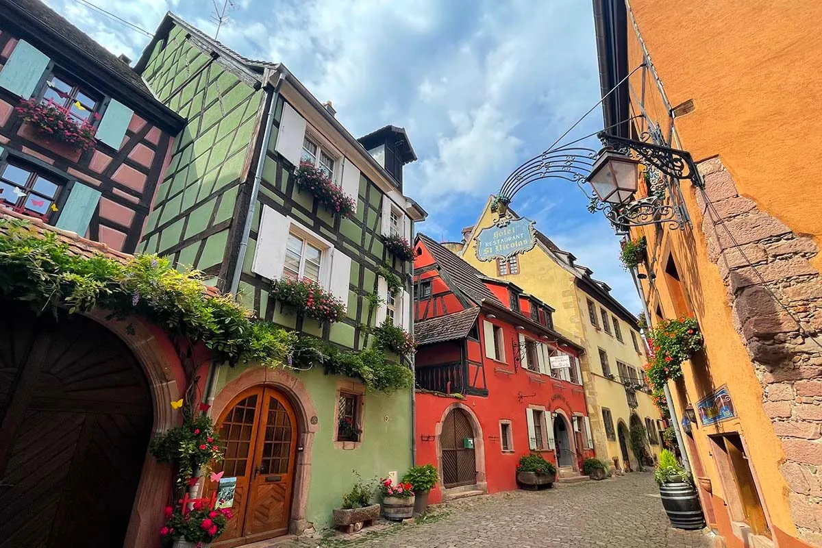 Casas coloridas en el casco antiguo de Riquewihr, Alsacia, Francia