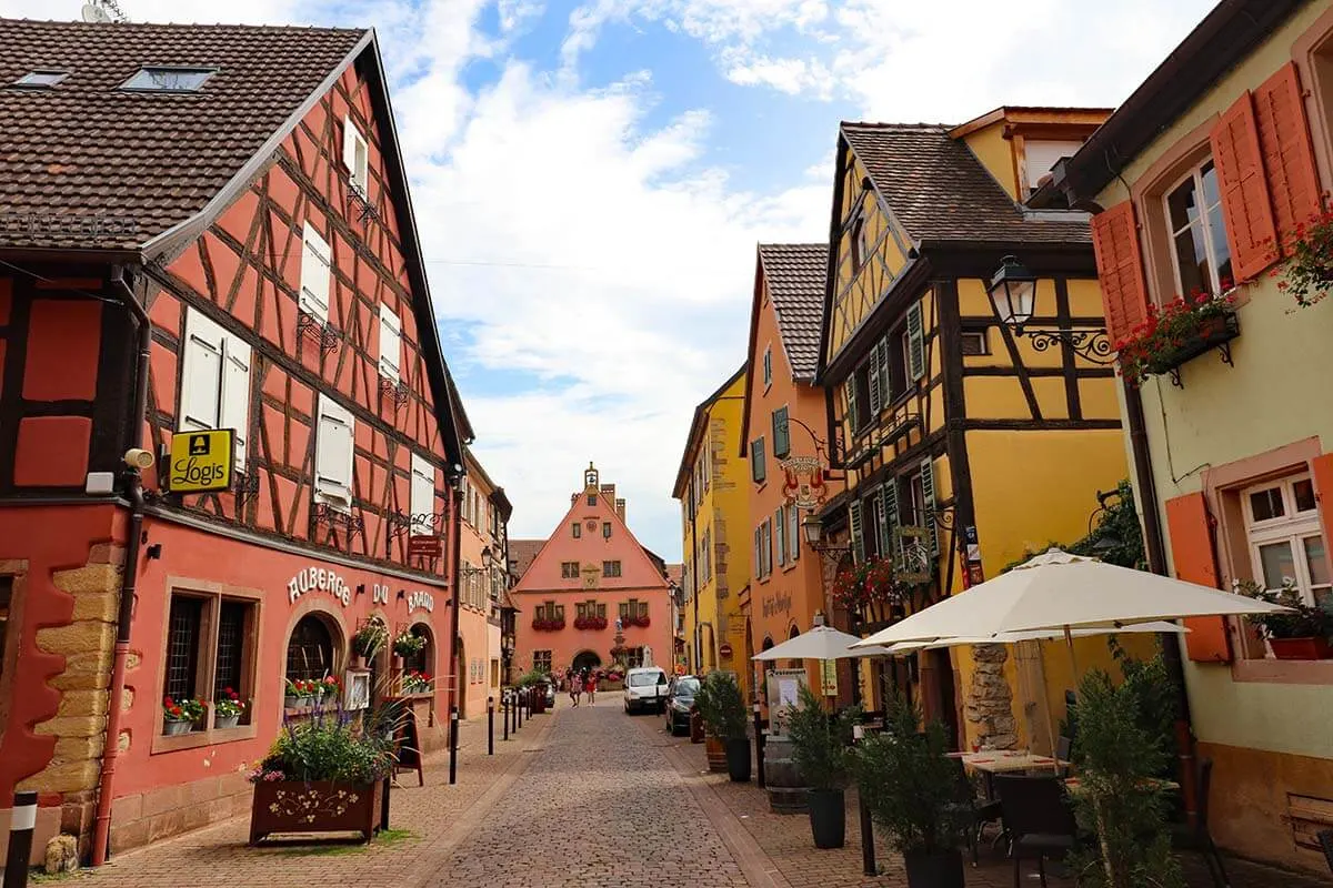 Casas coloridas en la ciudad de Turckheim en Alsacia, Francia