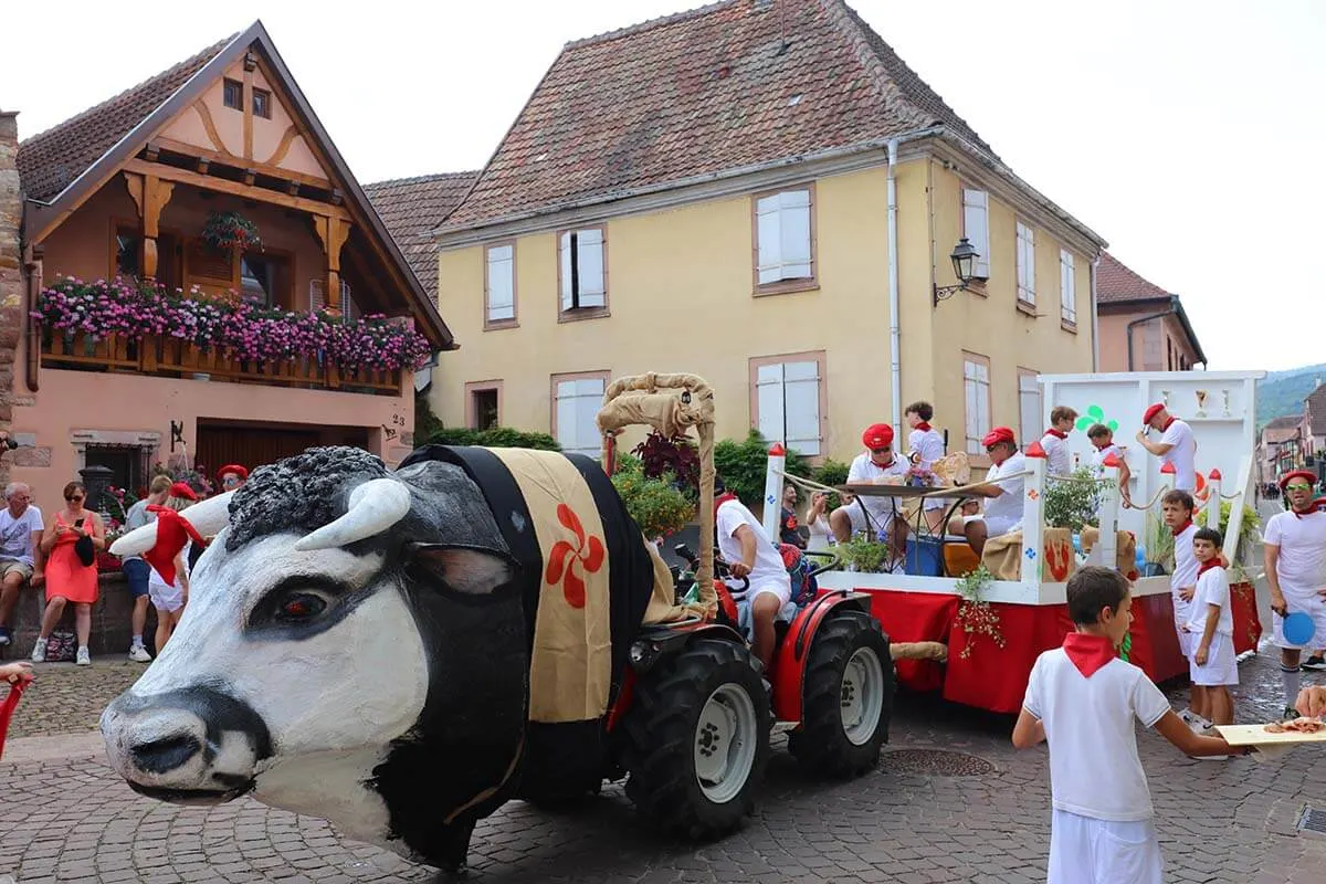 Colorido desfile del festival del vino de Bergheim en Alsacia Francia