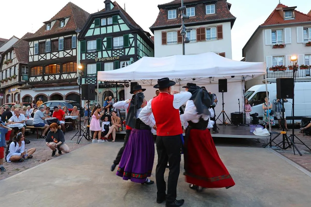 Danza folclórica en la ciudad de Obernai en Alsacia Francia