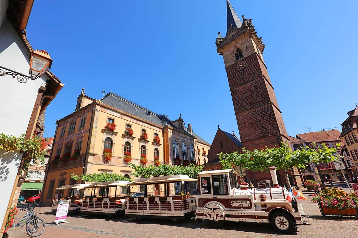 Tren turístico de Obernai en el Ayuntamiento y la Torre Beffroi