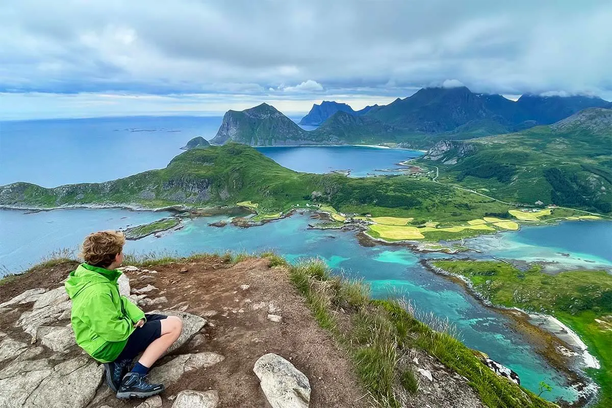 Off the beaten path in Lofoten - Offersoykammen viewpoint