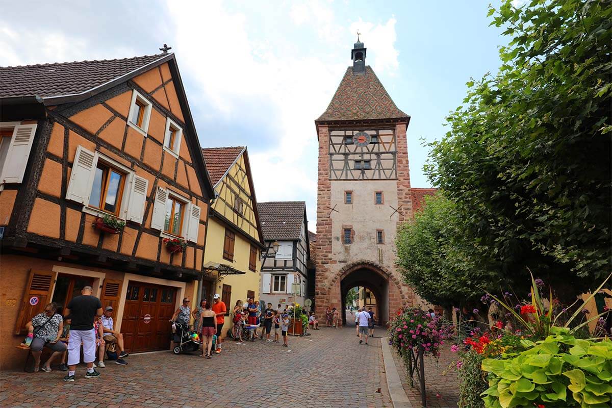 Porte Haute puerta de la ciudad medieval en el pueblo de Bergheim en Alsacia Francia