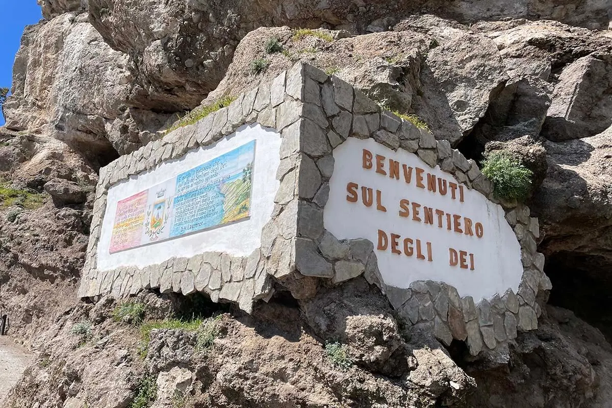 Welcome sign at the start of Sentiero Degli Dei hike in Bomerano