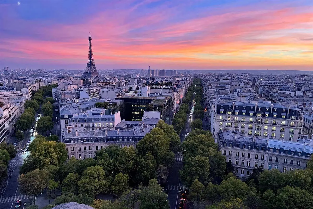 Hermosa puesta de sol en París en otoño