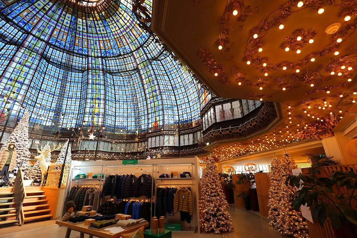 Adornos navideños en los grandes almacenes Printemps de París en octubre