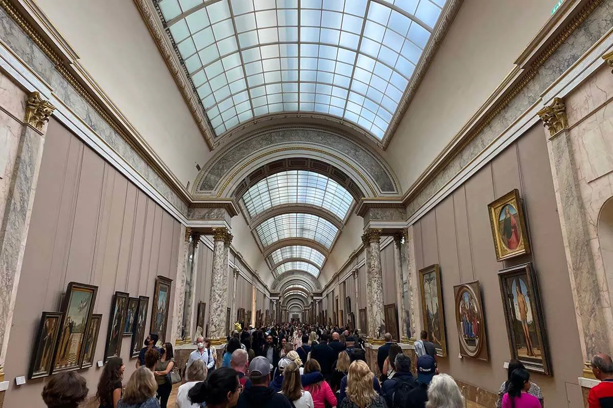 Multitudes en el Museo del Louvre de París en octubre