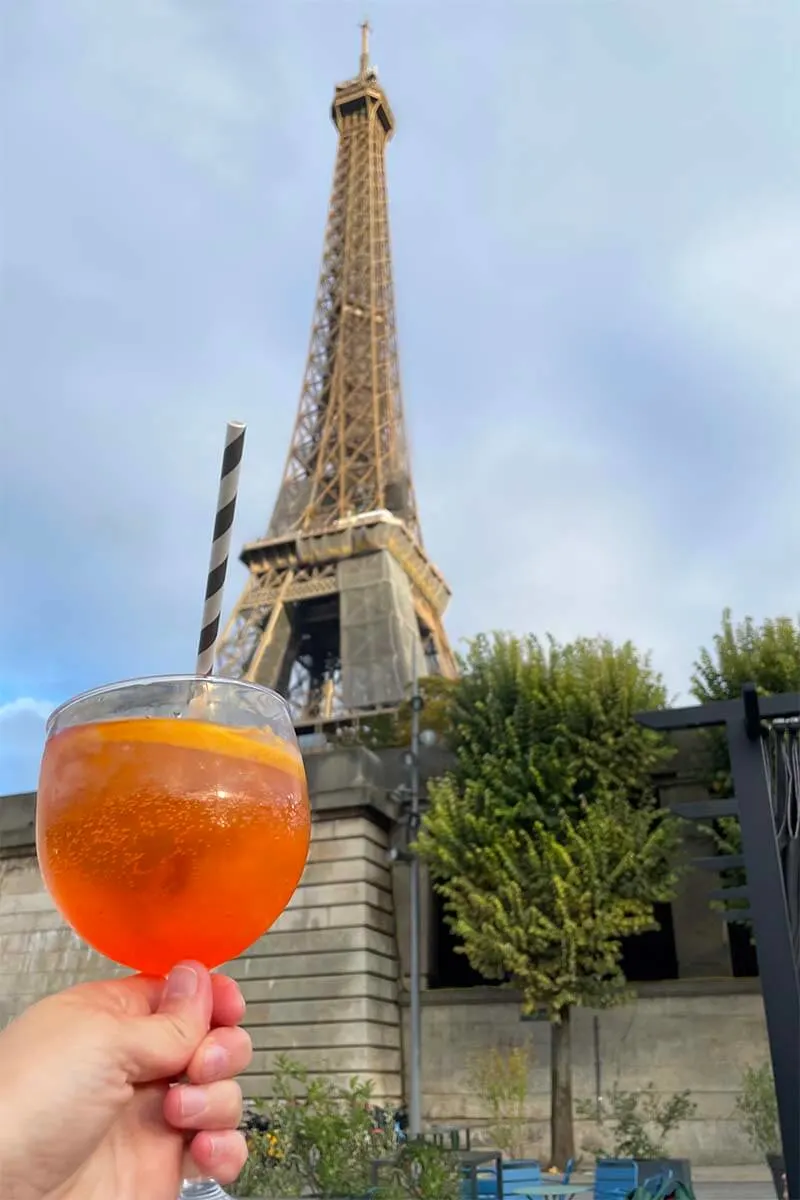 Bebiendo Aperol Spritz frente a la Torre Eiffel en París