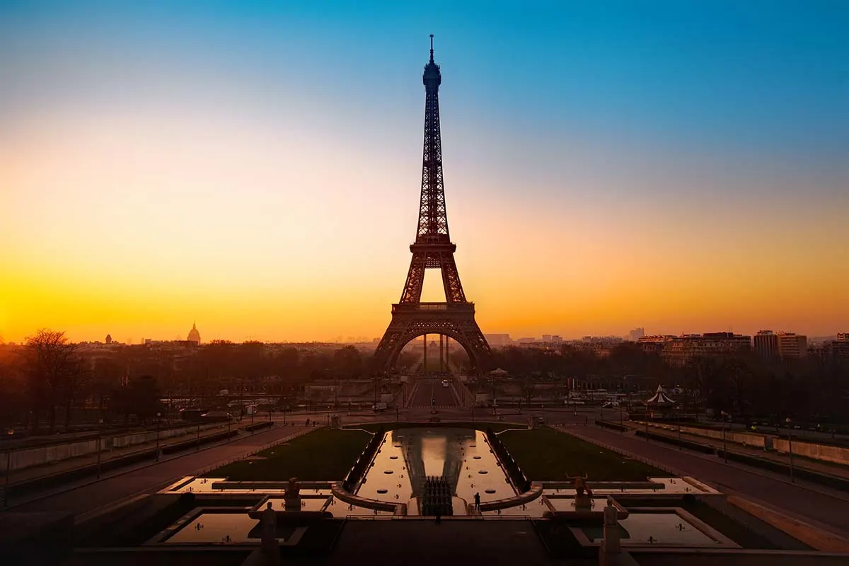 Vista del amanecer de la Torre Eiffel desde Trocadero