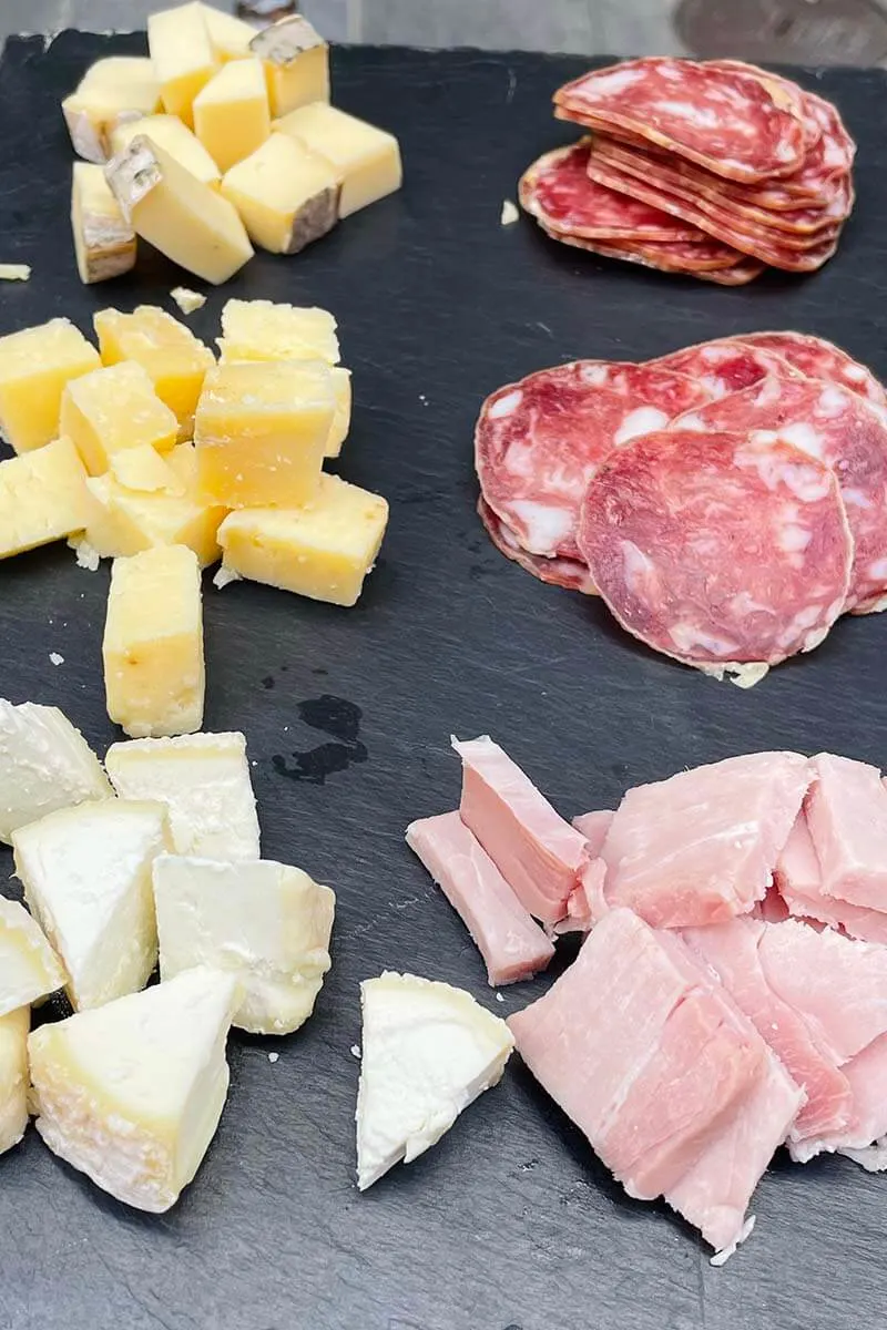 Plato de queso francés y embutidos en un recorrido gastronómico por París
