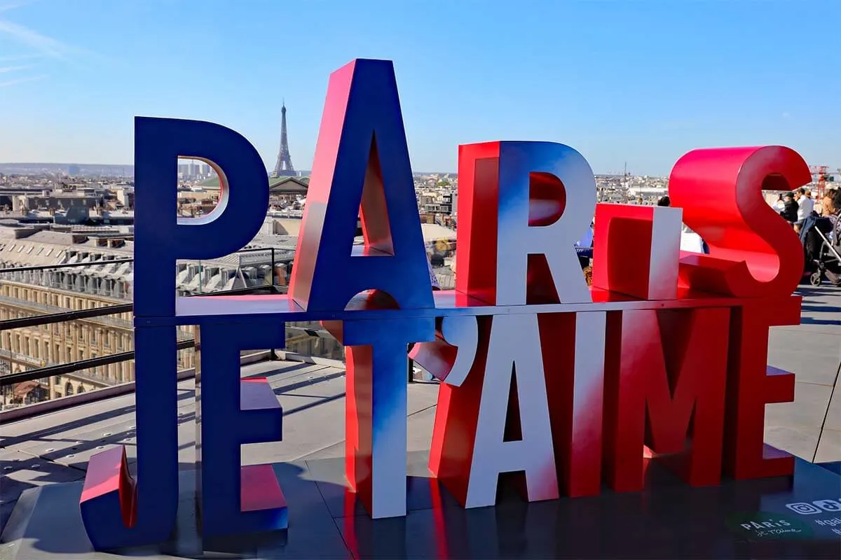 Terraza en la azotea de las Galerías Lafayette con el cartel Paris I Love You y vistas a la Torre Eiffel