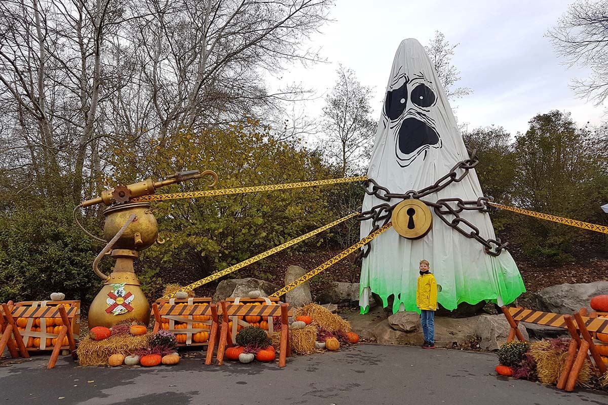 Decoraciones de Halloween en el Parc Asterix, cerca de París, Francia