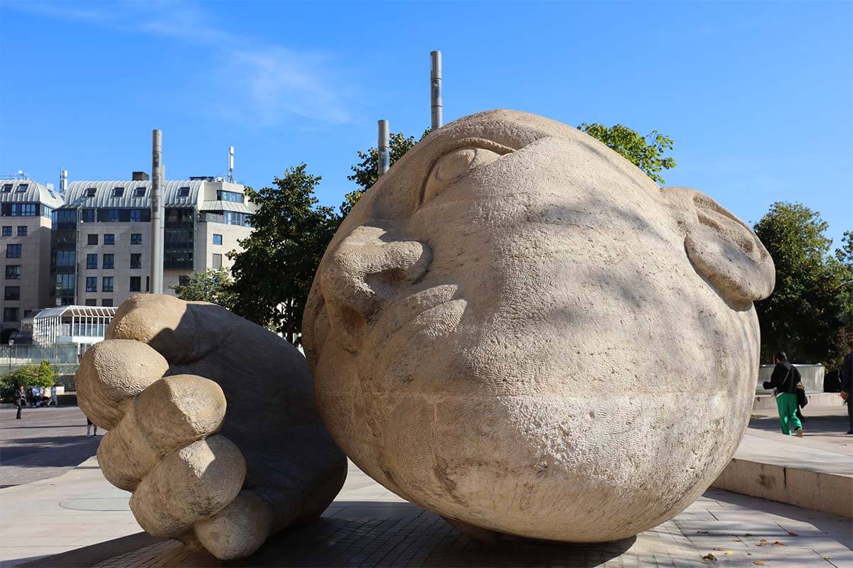 L'Écoute sculpture by Henri de Miller in Paris