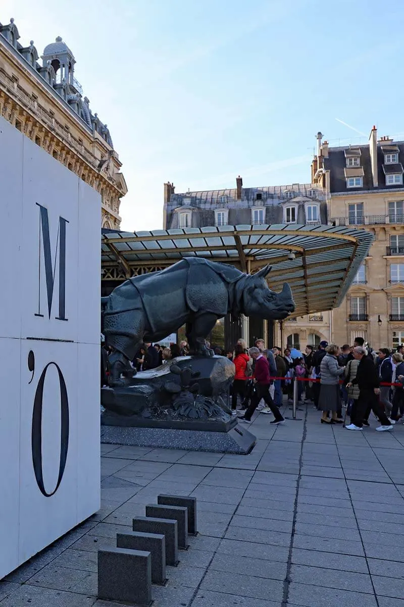 Entrada al Museo de Orsay y líneas de seguridad en París