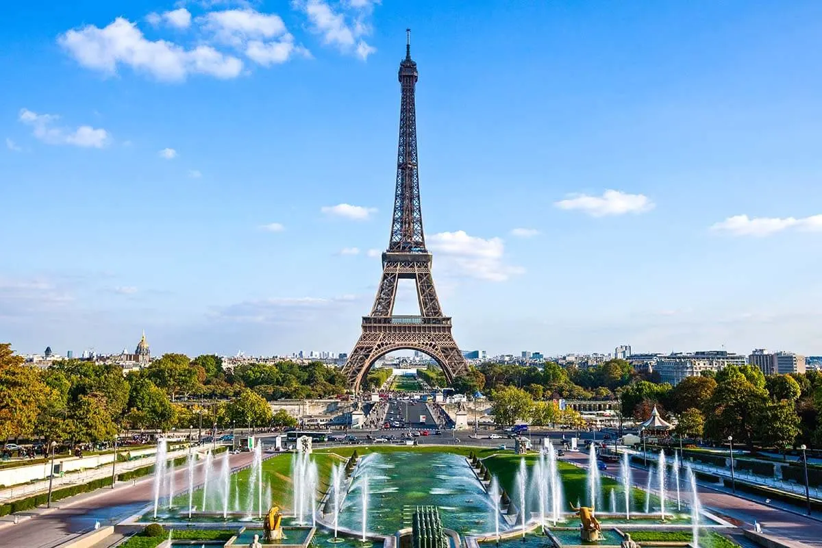 Vista de la Torre Eiffel de París desde la terraza de los jardines Trocadero