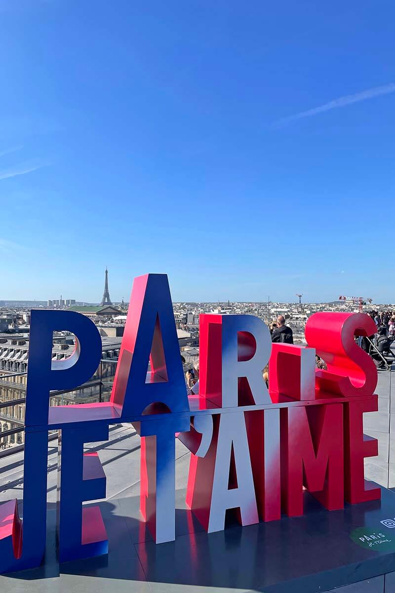 París Te amo cartel en la terraza de la azotea de las Galerías Lafayette en París