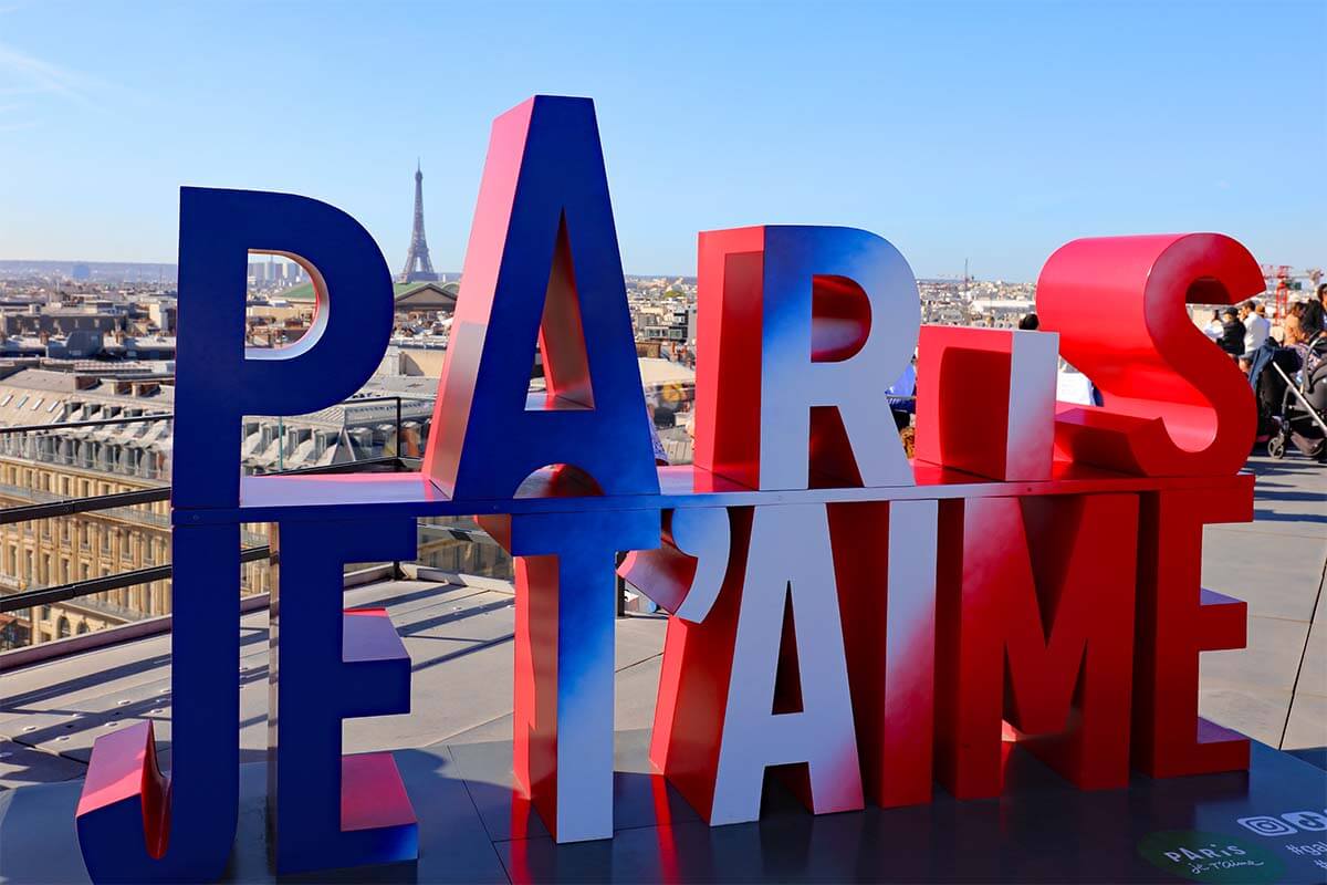 Paris Je t'aime sign on the rooftop terrace of Galeries Lafayette